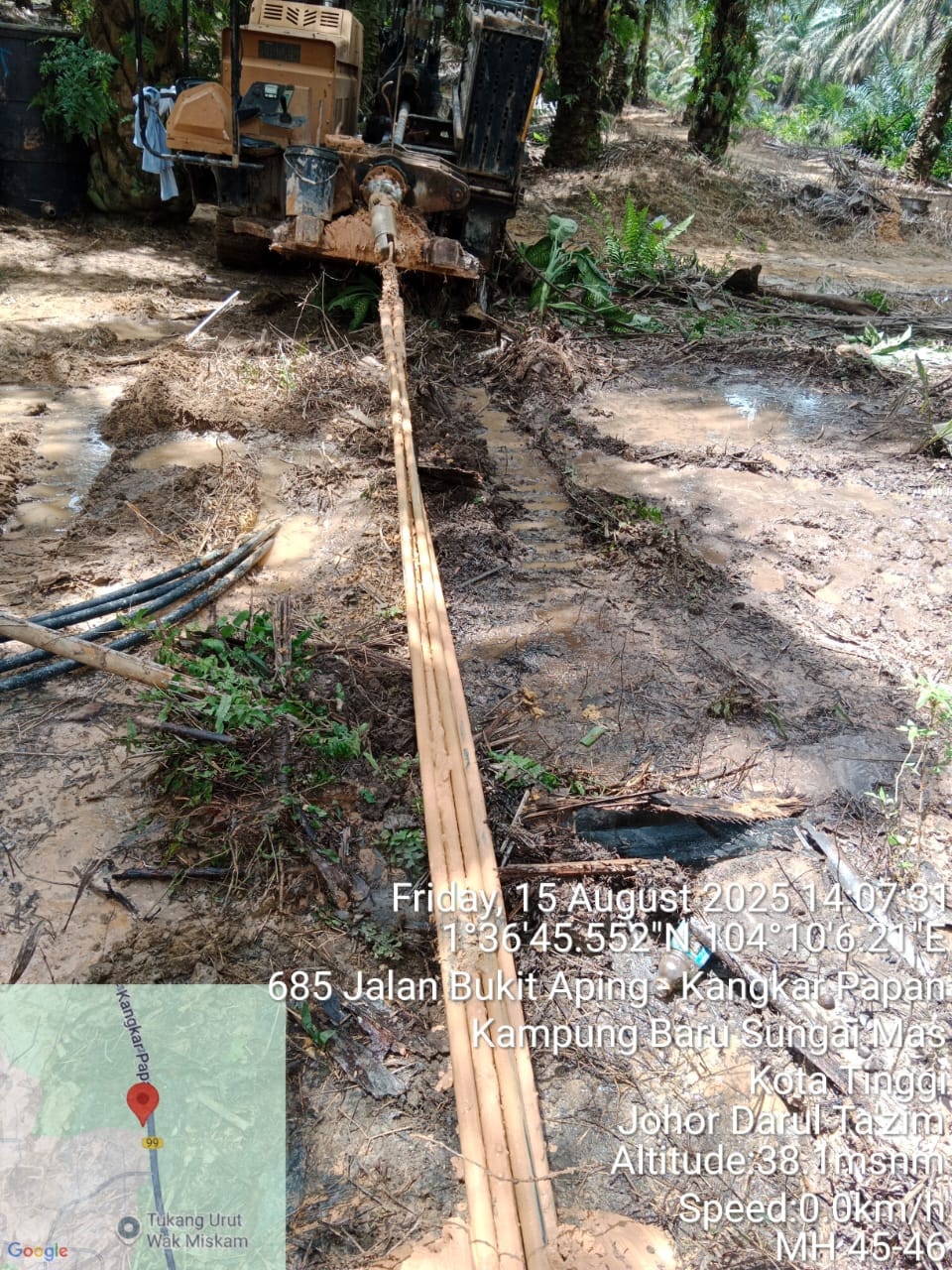 HDD rig pulling pipe through a palm-oil plantation at Jalan Bukit Aping – Kangkar Papan, Kota Tinggi, Johor (15 August 2025).