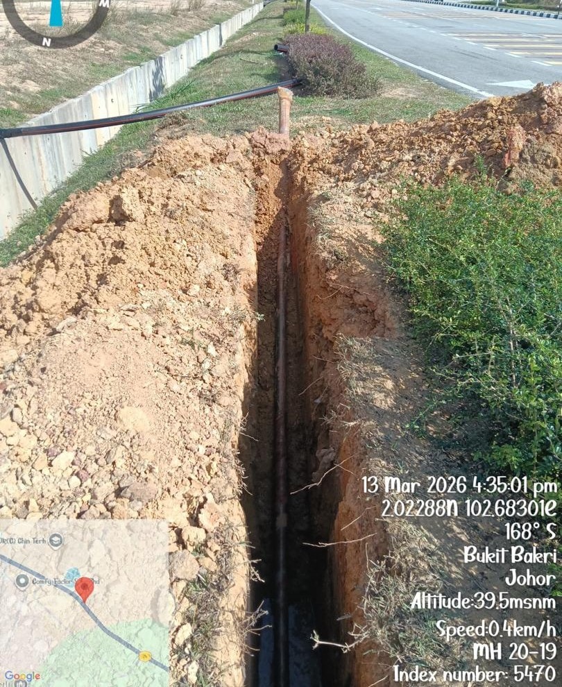 HDD rig in roadside trench, Paloh, Johor (31 December 2024). GPS: 2°8'41.208"N 103°14'21.942"E.