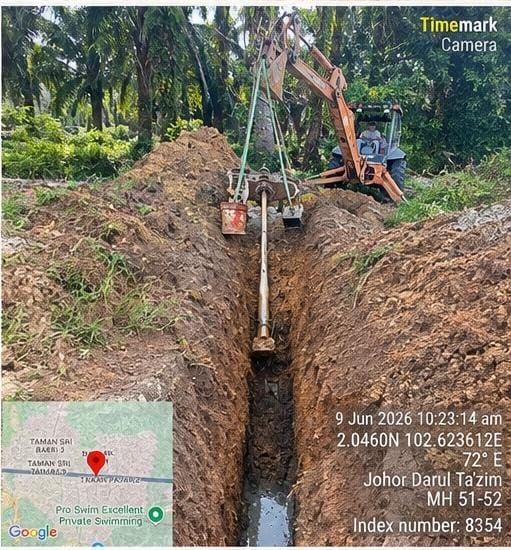HDD rig with blue HDPE line, Jalan Tanpa Nama, Paloh, Johor (14 February 2025). GPS: 2°9'43.203"N 103°14'53.276"E.