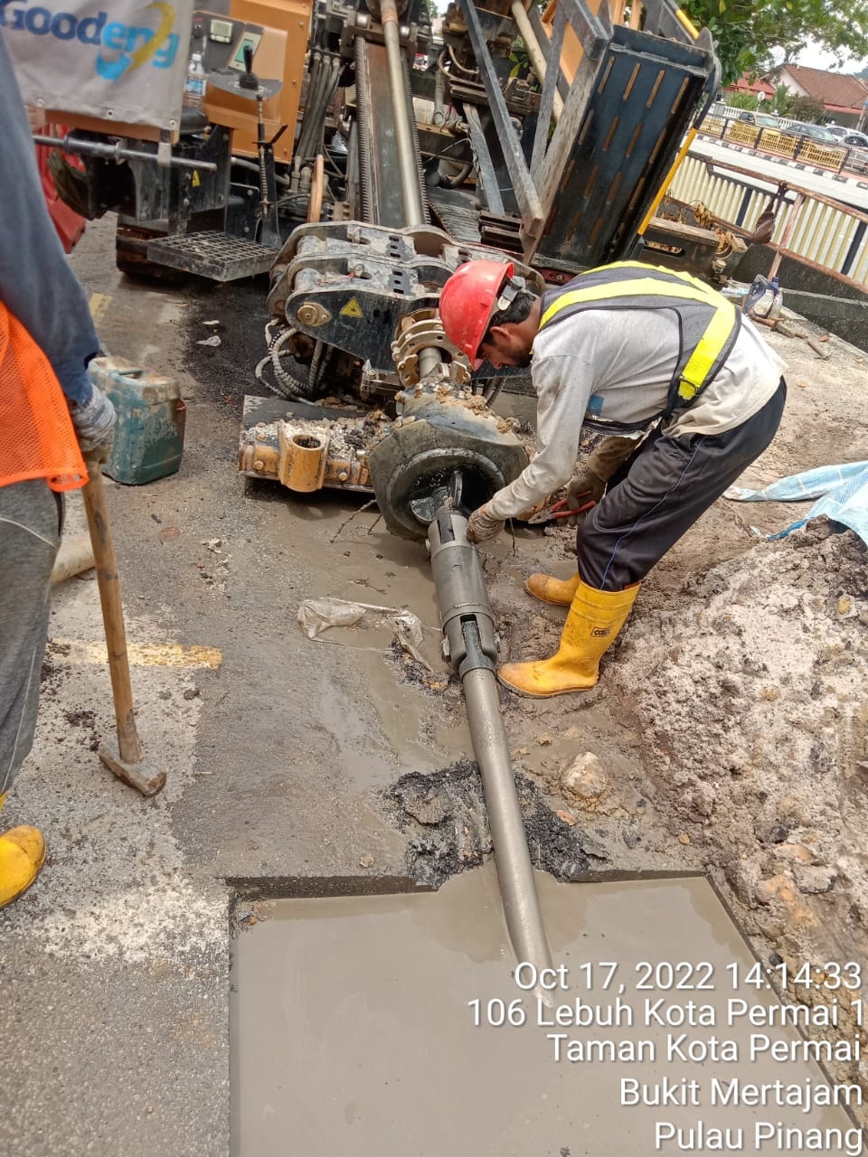 Worker connecting HDD drill tooling at Lebuh Kota Permai 1, Taman Kota Permai, Bukit Mertajam, Pulau Pinang (October 2022).